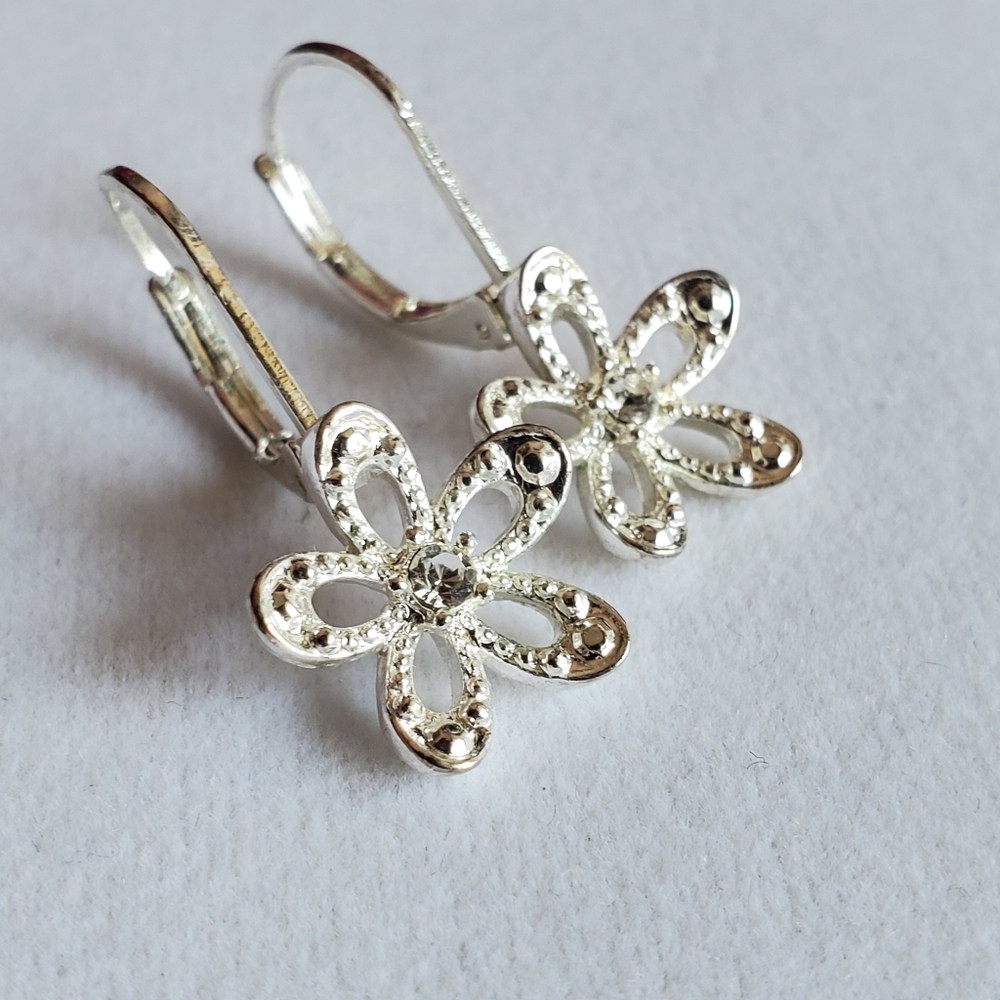 AVON Vintage Sparkling Flower Earrings In Pink Box